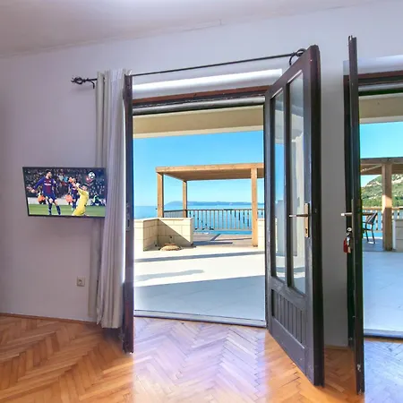 1 Apartment *