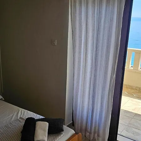 1 Apartment *